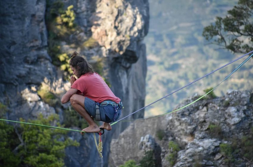  Con la testa all’insù, gli equilibristi del cielo sbarcano nel blu della Sardegna