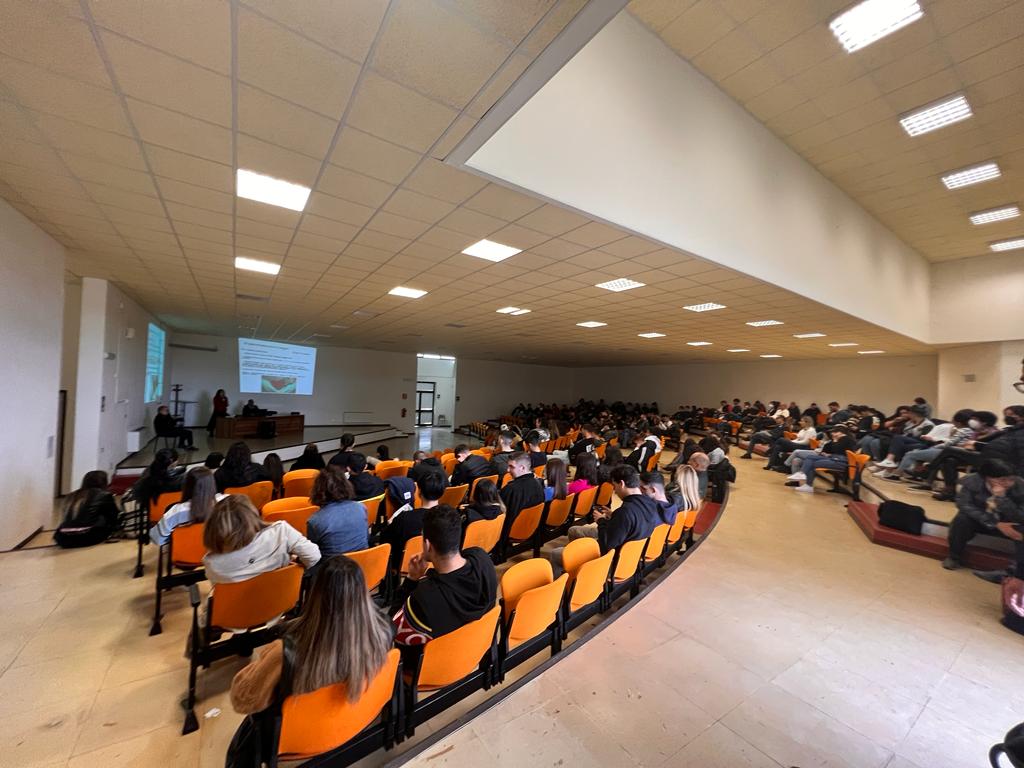 Conferenza donazione sangue all'istituto alberghiero di Sassari