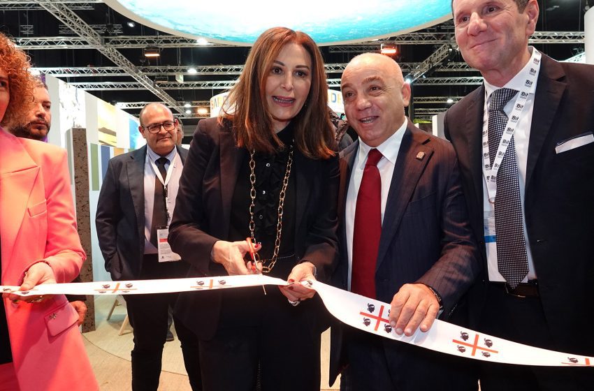  Turismo: il Ministro Daniela Santanche’ e l’Assessore Gianni Chessa tagliano il nastro inaugurale dello stand Sardegna alla BIT di Milano