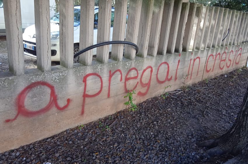  Un mazzo di fiori ed una scritta polemica al rientro in classe della maestra di San Vero Milis