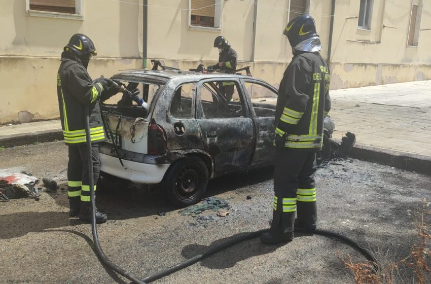  Porto Torres – Ancora una macchina incendiata. Stavolta in pieno giorno (VIDEO)