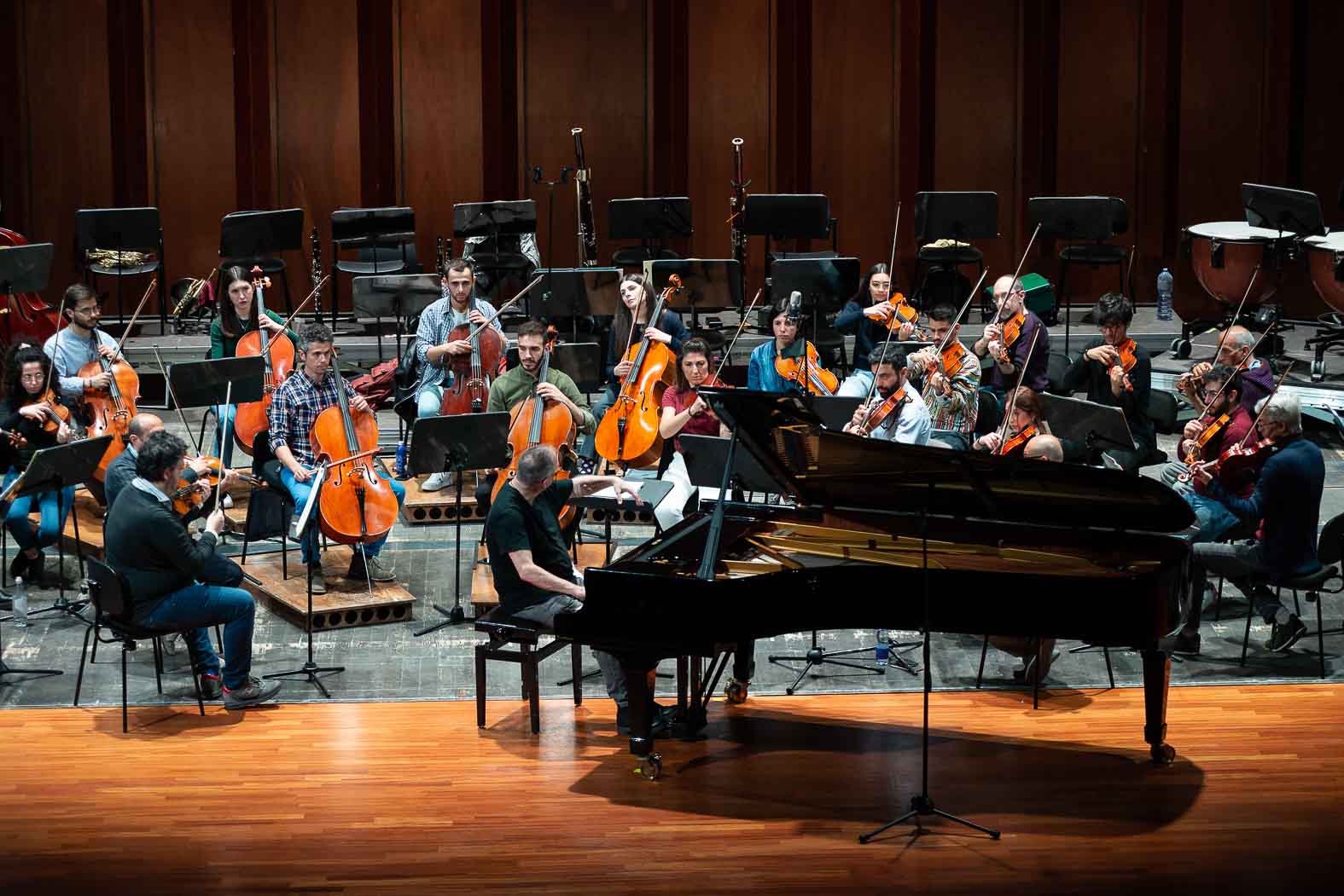  l'Orchestra sul palco col maestro Alexander Lonquich