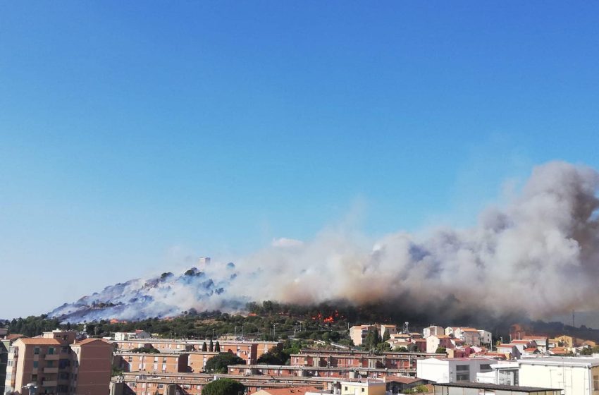  Cagliari – Incendio nel colle San Michele