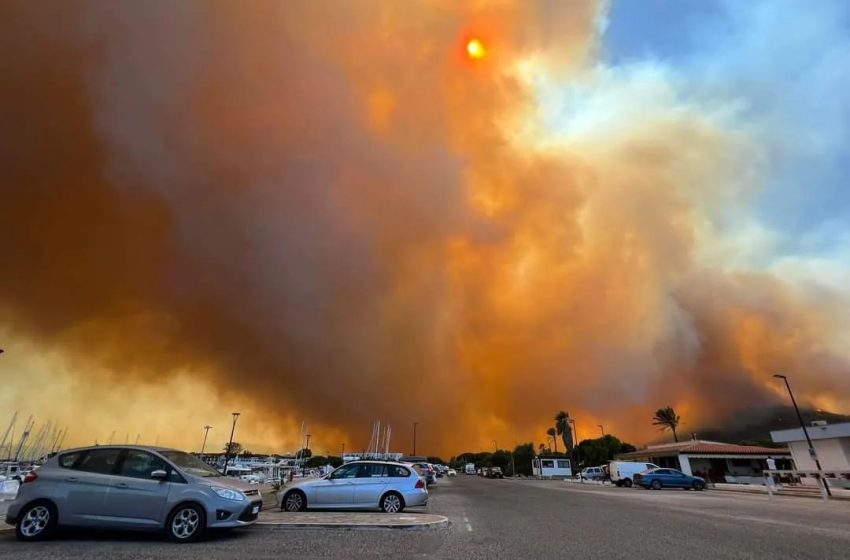  Incendi in Sardegna, brucia la costa nord orientale: case evacuate a Siniscola (VIDEO)