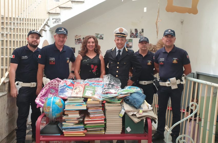  Sassari – Dalla Polizia Locale tanti doni ai bimbi per iniziare bene l’anno scolastico