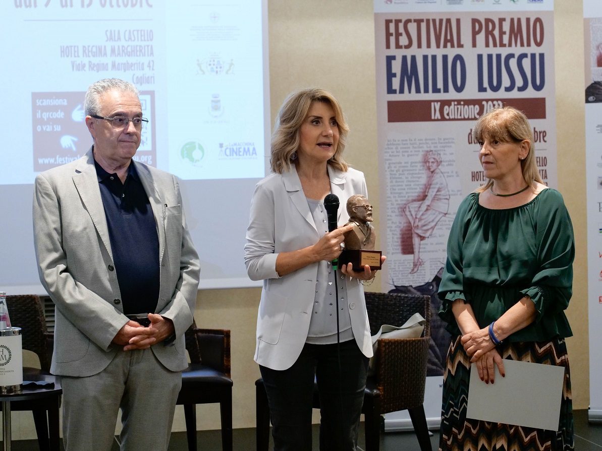 Festival Lussu - Tiziana Ferrario ha ricevuto il premio alla Carriera: “Con l’isola ho un rapporto meraviglioso”