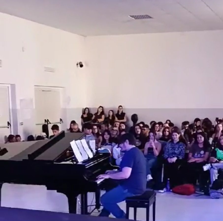 Sassari - Elio Biffi dei “Pinguini Tattici Nucleari” al Liceo Musicale Azuni