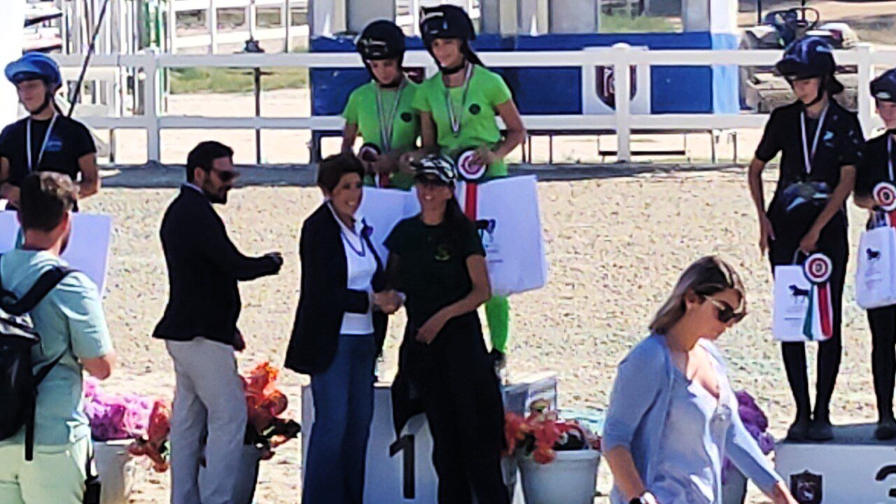 Le sarde Elena Porto e Aurora Siesto vincono il titolo Mounted Games a coppie Under 18