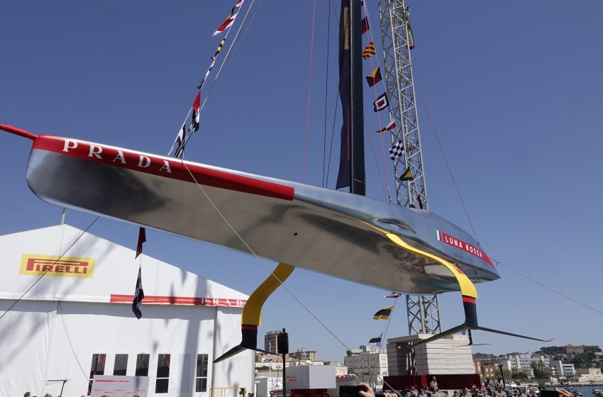  Cagliari – Luna Rossa, varata la barca per la Coppa America 2024 (video)