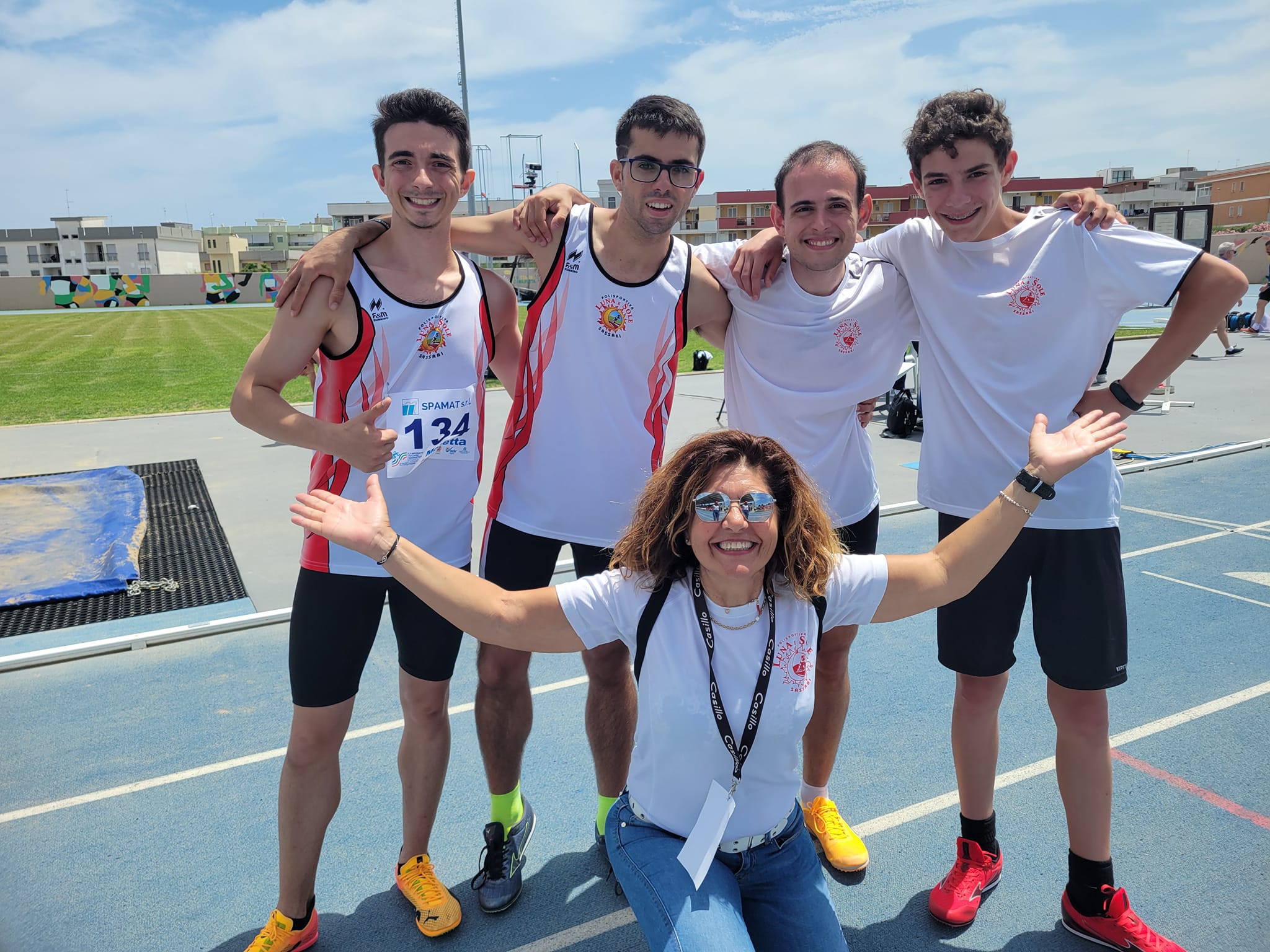 I quattro staffettisti concorrenti alla 4x400, da sinistra: Federico Cabizza (21), Daniel Perez (21), Gianluca Scanu (23), Omar Demelas (14), dietro all'allenatore Tiziana Secchi (foto tratta dal profilo FB della Polisportiva Luna e Sole)