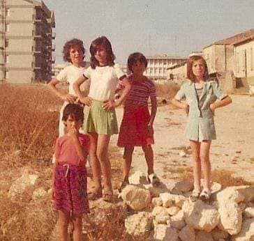 Foto antica di alcuni bambini nel quartiere sassarese di Montelepre