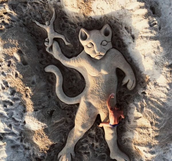  È il gatto a lanciare l’uomo nella scultura di sabbia di Nicola Urru