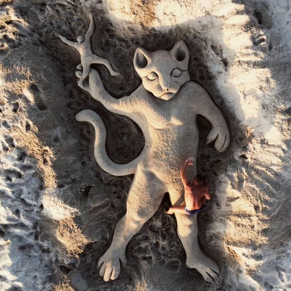 Scultura di sabbia gatto che lancia l'uomo, di Nicola Urru