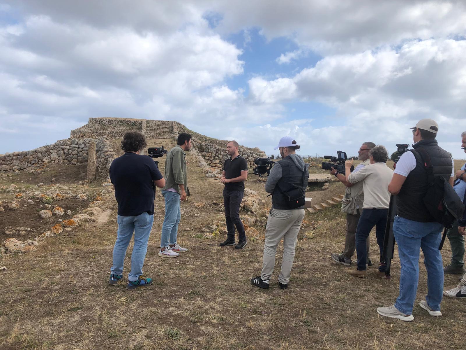 La troupe a Monte d'Accoddi