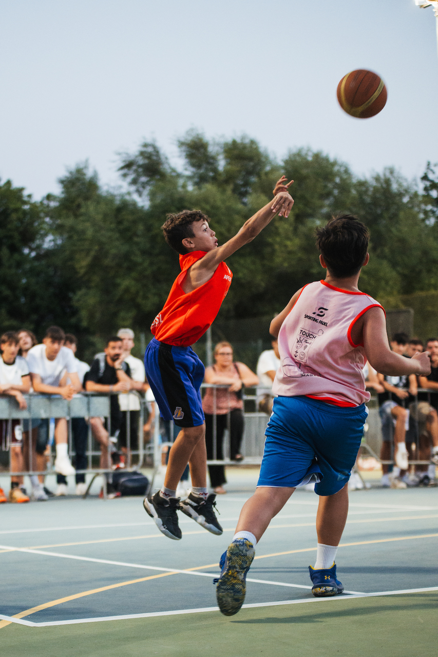 Due bambini che giocano a basket al summer madness 2024