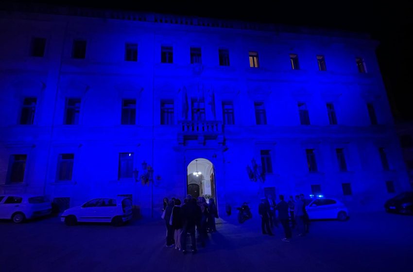  Palazzo Ducale illuminata di blu per la prevenzione del suicidio